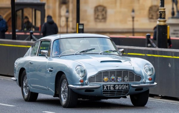 Крал Чарлз, Пол Маккартни и Питър Селърс са само част от знаменитостите, които са се показвали в тази класика по улиците на Лондон. Aston Martin DB6 Volante е представен за първи път в английската столица през 1965 година, като струва едва 4194 лири. Разбира се, тогава парите са други. Британската марка с добавената италианска дума Volante (Полет) минава за един от най-съвършените коли, създавани въобще.  

Мик купува своя син DB6, след като вижда Пол Макартни да кара зелен такъв. На практика легендарният певец разбива колата веднага след сделката. Куриозното е, че се блъска с тогавашната графиня на Карлайл, която пък кара Ford Anglia. Катастрофата в центъра на Лондон бързо събира тълпа и Мик Джагър дава показания пред полицията, когато вече е обграден от стотици фенове.